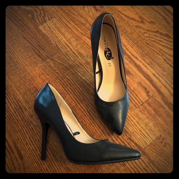 Rue 21 Black Pumps - Picture 1 of 3